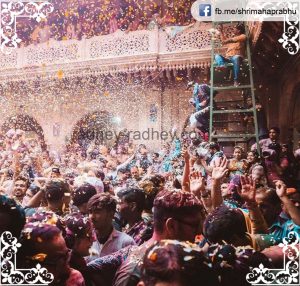 phoolon ki  holi in vrindavan   आखिर क्यों प्रसिद्ध है बाँके बिहारी मंदिर की होली ? 127 300x286