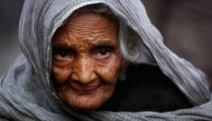 Old lady  कृष्णा को एक अभिशाप से बचने के लिए सुदामा ने खुद एक दरिद्र का जीवन चुन लिया। International Day of Older Persons 750x430 1 300x172